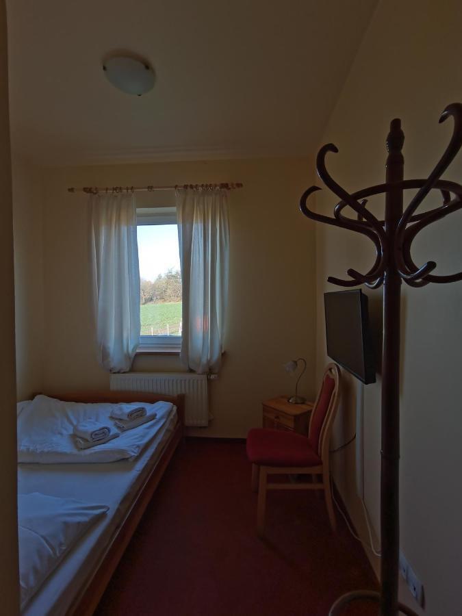 Hotelik Dworek Legnickie Pole 4Km Od Legnicy Eksteriør billede