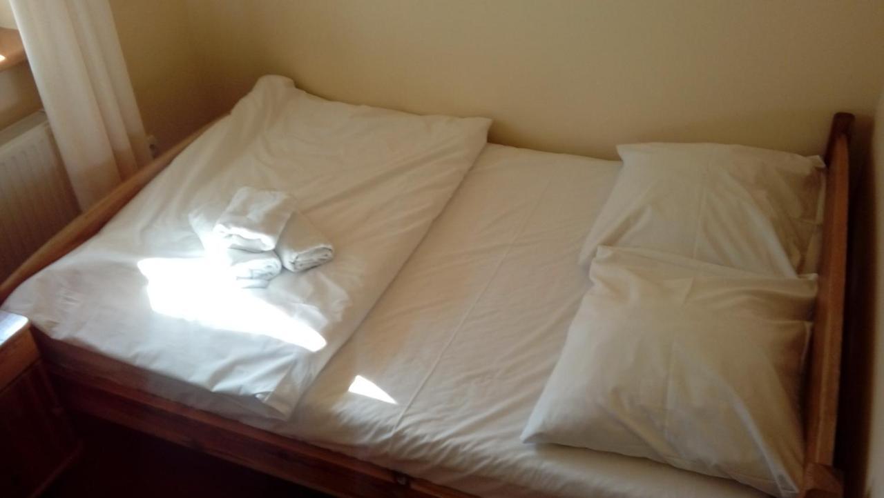 Hotelik Dworek Legnickie Pole 4Km Od Legnicy Eksteriør billede