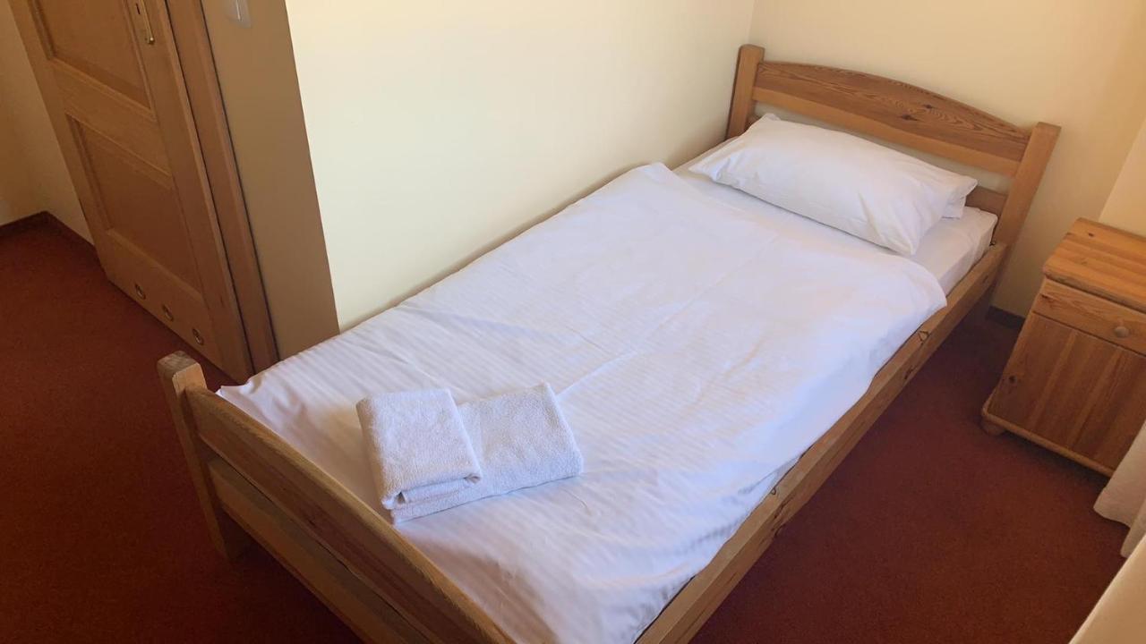 Hotelik Dworek Legnickie Pole 4Km Od Legnicy Eksteriør billede